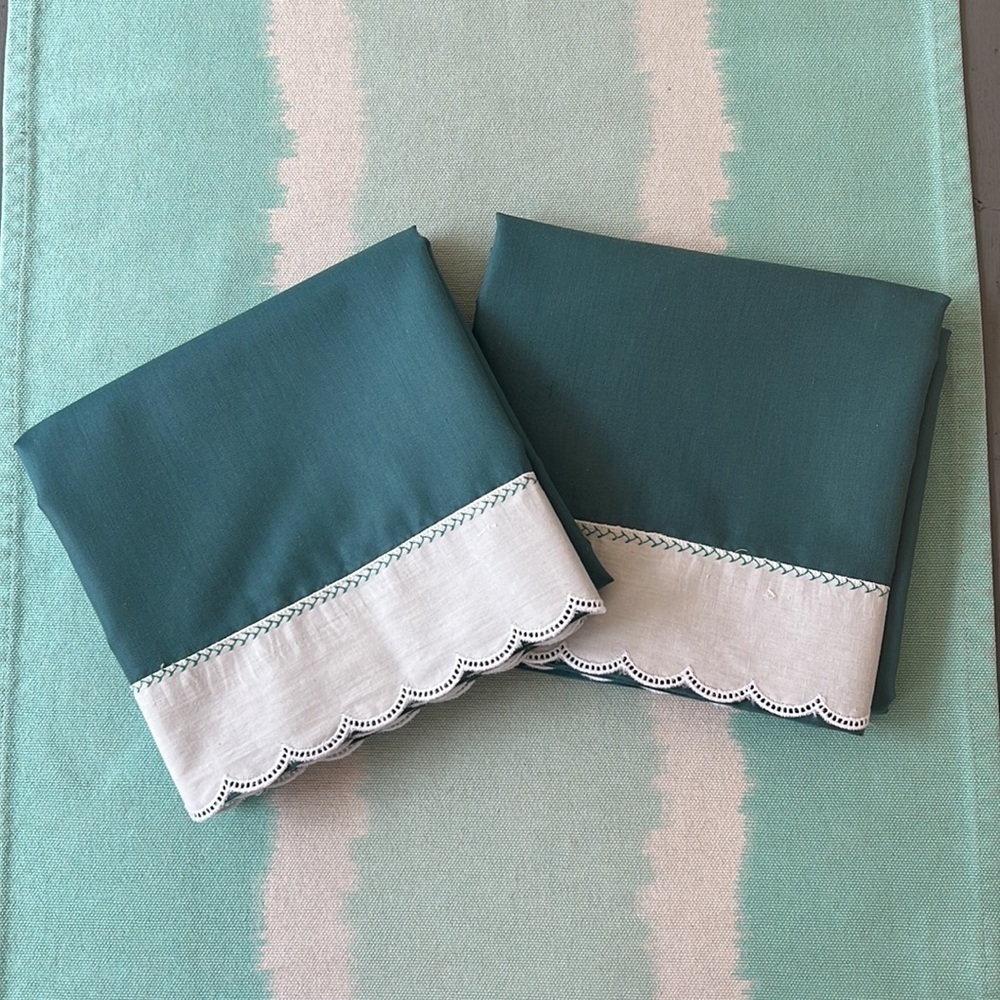 Vintage Green Pillowcase Set Scalloped Eyelet Trim Cottage Style - Picture 6 of 6